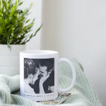 Taza De Café Personalizado Minimalista Boda de fotografía de pa<br><div class="desc">Personalizado Minimalista Boda de fotografía de pareja blanca negra Coffee Mug</div>