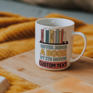 Taza De Café personalizado nunca juzga un libro por su película
