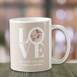 Taza De Café Personalizado te queremos papá foto Día del Padre<br><div class="desc">Esta foto de We Love You Dad Photo Mug está decorada con la palabra LOVE en tipografía blanca sobre un fondo beige. Personalizable fácil con tu foto y nombre. Hace un gran regalo del Día del Padre.</div>