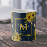 Taza De Café Personalizado Vintage Sunflower Monograma Madre Es<br><div class="desc">¡Una hermosa jarra floral para las madres! Con un fondo azul marino de moda,  girasoles y follaje amarillos vintage,  confetti de corazón dorado falso,  un monograma de madre,  y el año en que se convirtieron en madre. Gran regalo de personalizado para Día de la Madre,  cumpleaños o navidades.</div>