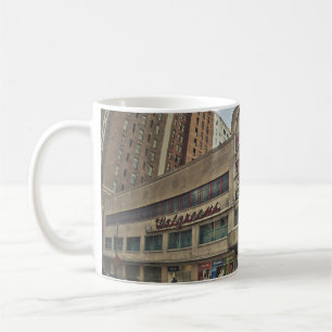 TAZA DE CAFÉ PERSONAS CAMINANDO CERCA DE EDIFICIOS DURANTE EL D