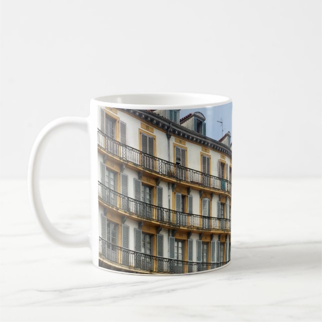 TAZA DE CAFÉ PERSONAS CAMINANDO CERCA DEL EDIFICIO BEIGE CONCRE (Izquierda)