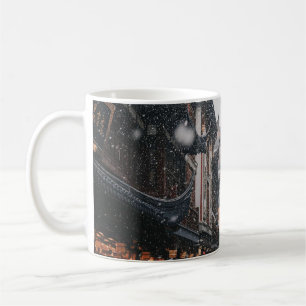 TAZA DE CAFÉ PERSONAS CAMINANDO ENTRE EL CONCRETO NEGRO Y MARR