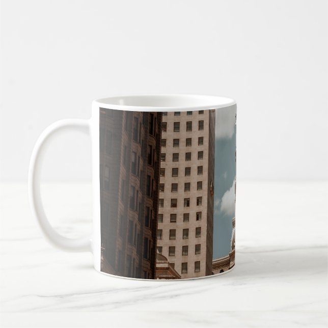 TAZA DE CAFÉ PERSONAS CAMINANDO POR LA CALLE CERCA DE EDIFICIOS (Izquierda)