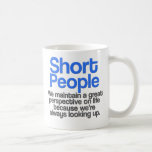 Taza De Café Personas cortas citan a Mug<br><div class="desc">Personas cortas: Mantenemos una gran perspectiva de la vida porque siempre estamos mirando hacia arriba.</div>