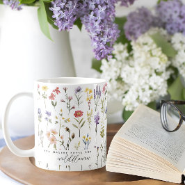 Taza De Café Perteneces entre los flores silvestres