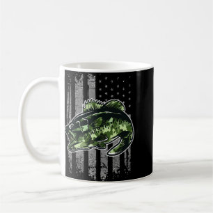 Taza De Café Pesca De Bass Camo Estadounidense Bandera Pescador