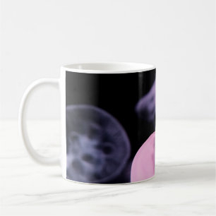 TAZA DE CAFÉ PESCADO BLANCO EN AGUA CON FONDO NEGRO