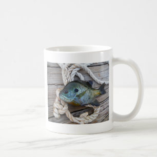 Taza De Café Pescado de aleta azul en el muelle y en la cuerda