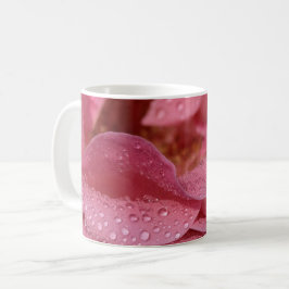 Taza de café - Pétalos de rosa después de la lluvi