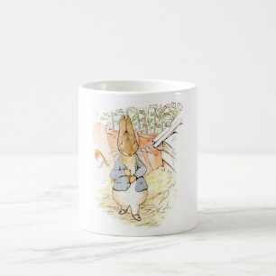 Taza De Café Peter Rabbit en el jardín (por Beatrix Potter)