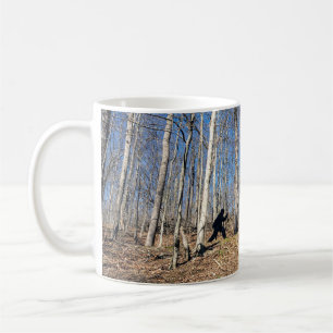 Taza De Café Pie Grande caminando en el bosque