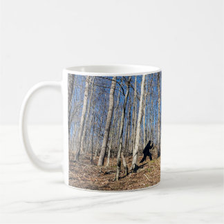 Taza De Café Pie Grande caminando en el bosque