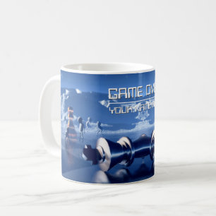 Taza De Café Piezas de ajedrez en el paisaje. texto de personal