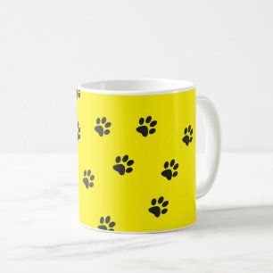 Taza De Café Piezas de gato negro sobre fondo amarillo