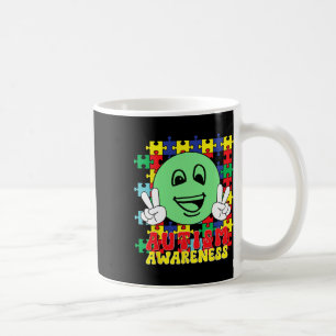 Taza De Café Piezas de rompecabezas autistas sonríen frente al