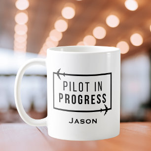 Taza De Café Piloto en Progreso y Viaje Moderno en Avión Person