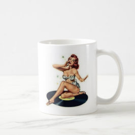 Taza De Café Pin encima del chica que se sienta en expediente
