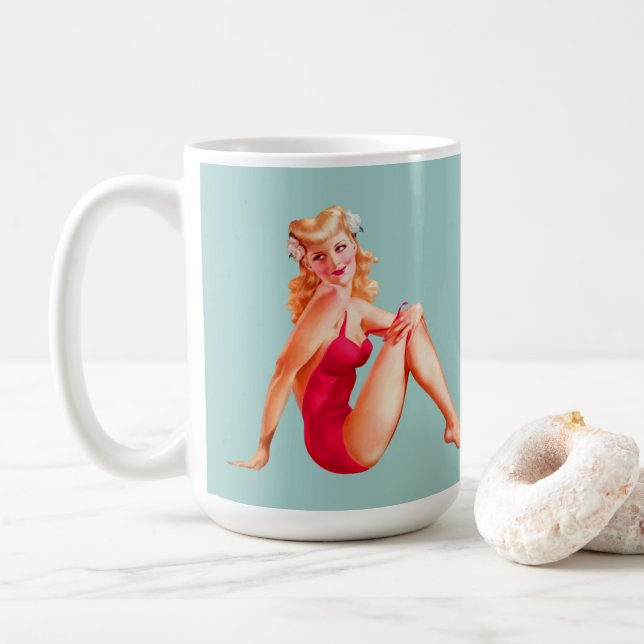 Taza De Café Pin rubio en el traje de baño rojo azul (Con donut)
