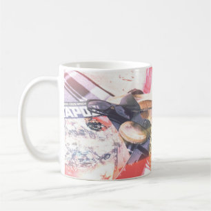 Taza De Café Piña al lado del teléfono y el altavoz