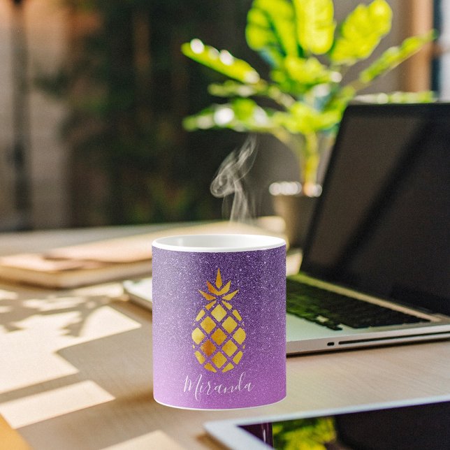 Taza De Café Piña dorada con nombre de purpurina rosa morado (Subido por el creador)