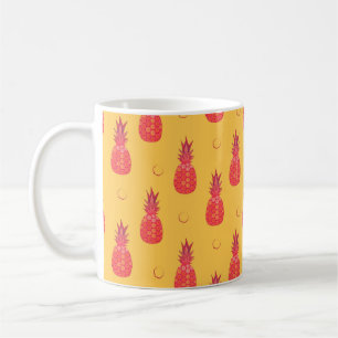 Taza De Café Piña rosada sobre fondo naranja. Manto sin foco