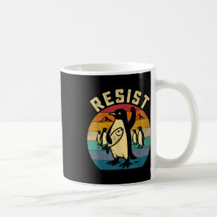 Taza De Café Pingüino gracioso resiste a los pingüinos en prote