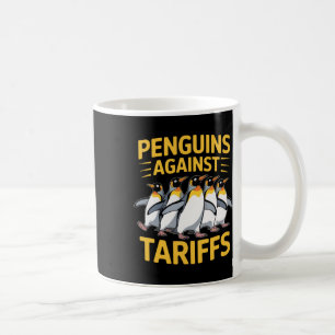 Taza De Café Pingüinos divertidos contra las mujeres del Día de