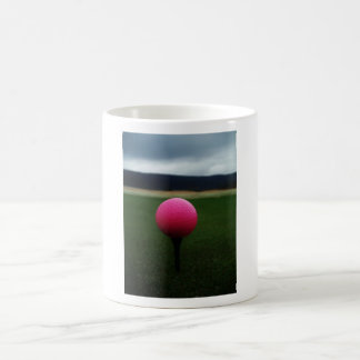 Taza De Café Pink Golf Ball en un campo de golf de montaña