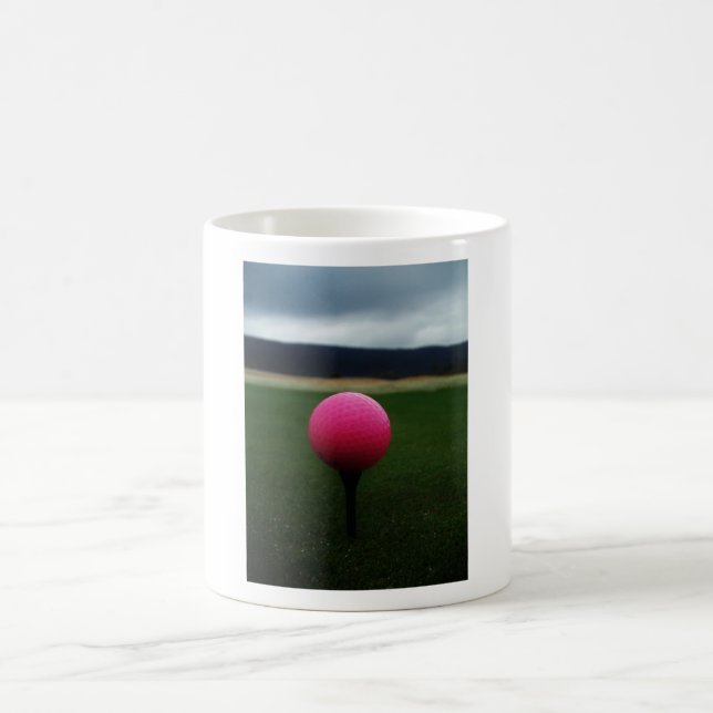 Taza De Café Pink Golf Ball en un campo de golf de montaña (Centro)