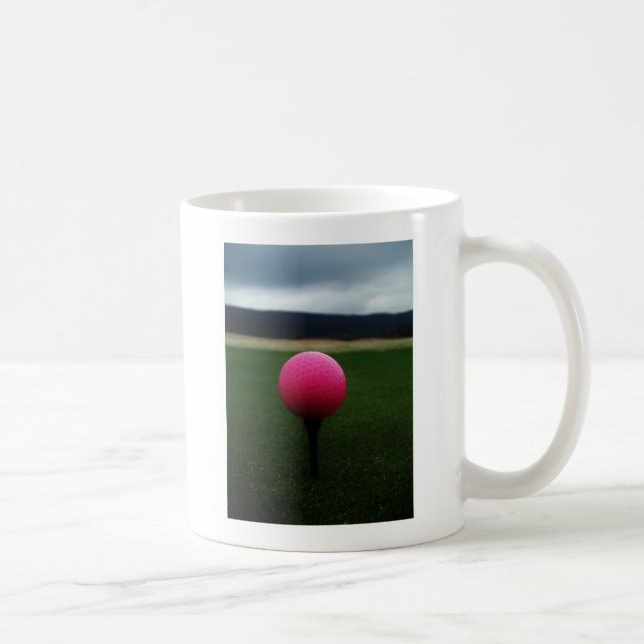 Taza De Café Pink Golf Ball en un campo de golf de montaña (Derecha)