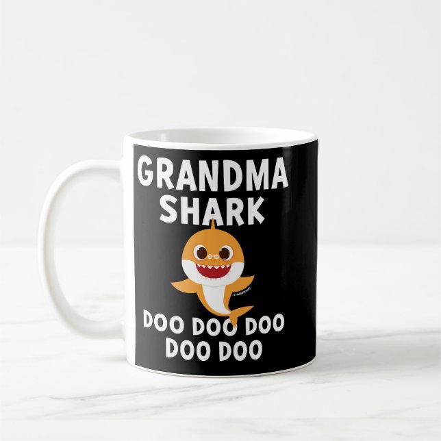 Taza De Café Pinkfong Grandma Shark Official Sweat (Izquierda)