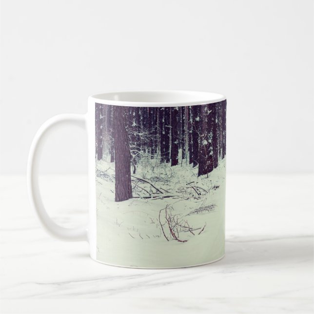 Taza De Café Pino nevado de invierno, perro caminando por los b (Izquierda)