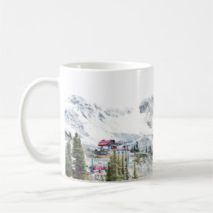 TAZA DE CAFÉ PINOS CERCA DE LA MONTAÑA CUBIERTOS DE NIEVE