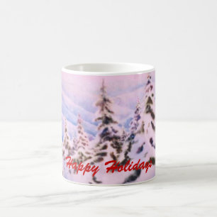 Taza De Café Pinos montañosos con fuerte nieve en el amanecer r