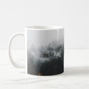 TAZA DE CAFÉ PINOS RODEADOS DE BOSQUES
