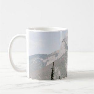 TAZA DE CAFÉ PINOS VERDES CERCA DE LA MONTAÑA BAJO NUBES BLANCO