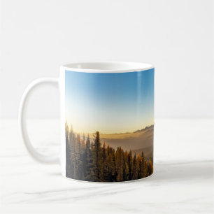 TAZA DE CAFÉ PINOS VERDES EN MONTAÑA BAJO CIELO AZUL DURANTE EL