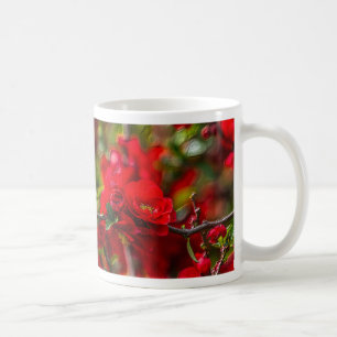 Taza de café pintada de rama de quince