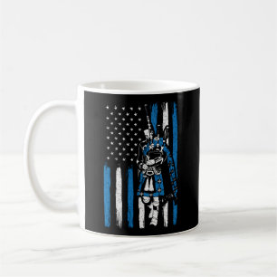 Taza De Café Piper Sobre El Jugador De Bagpiper Bandera De Ee.U