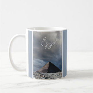 Taza De Café Pirámide antigua con cielo tormentoso, Egipto