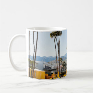 Taza De Café Piscina cerca de las palmeras por la mañana