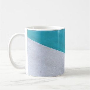 Taza De Café Piso gris vacío junto a la piscina