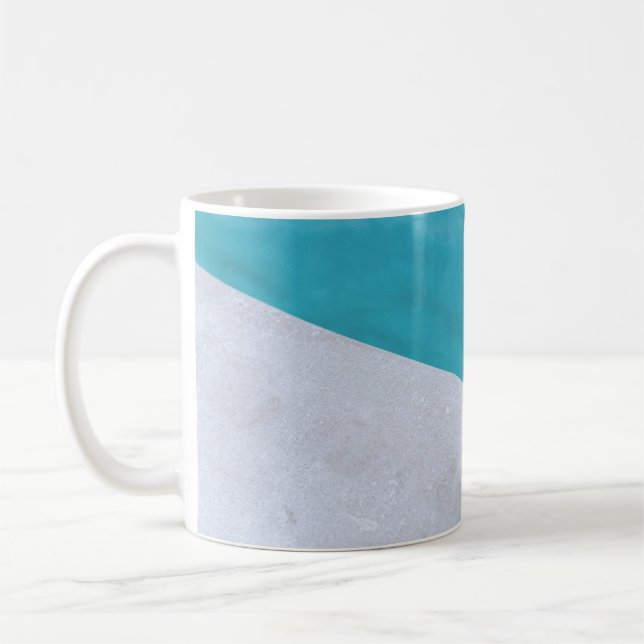 Taza De Café Piso gris vacío junto a la piscina (Izquierda)