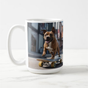 Taza De Café Pista de skateboard: Un Staffy en movimiento