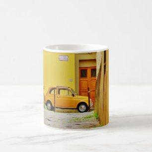 Taza De Café Pistóia amarilla Fiat en un callejón apretado,