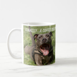 Taza De Café Pitbull en la hierba