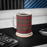 Taza De Café Plaid Rustic Red Stewart Birthday Tartán<br><div class="desc">Añada un toque clásico y tradicional a su colección de tazas con esta taza de café tártaro de color verde de Clan Stewart. Hace un gran regalo o un regalo para ti mismo. Combine su nueva toalla de cocina con nuestra toalla de baño o funda de edredón para formar el...</div>