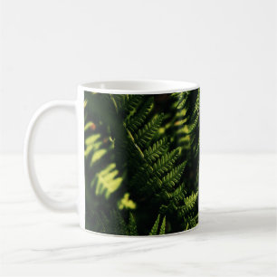 TAZA DE CAFÉ PLANTA VERDE FERNA EN FOTOGRAFÍA CERRADA