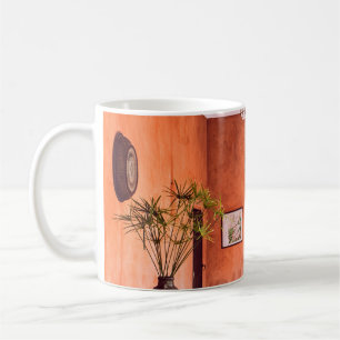 TAZA DE CAFÉ PLANTAS CON PLANTA CERCANA A LA ZONA DE LA RUG INT
